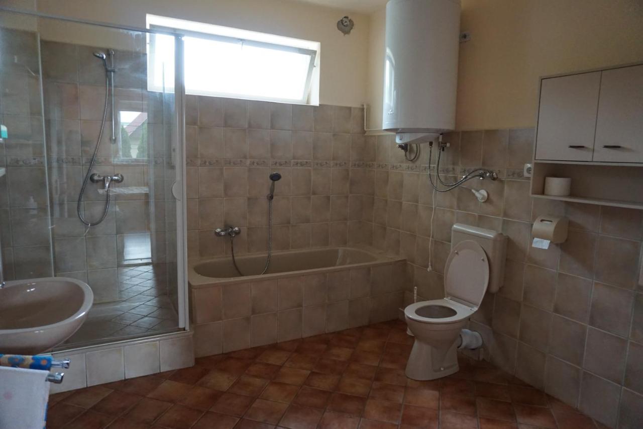 Grosses Ferienhaus Plattensee Balaton - Nyaralo Haz 6 Szobaval, 5 Fuerdoszobaval, 3000 Nm Apartamento Szolad Exterior foto
