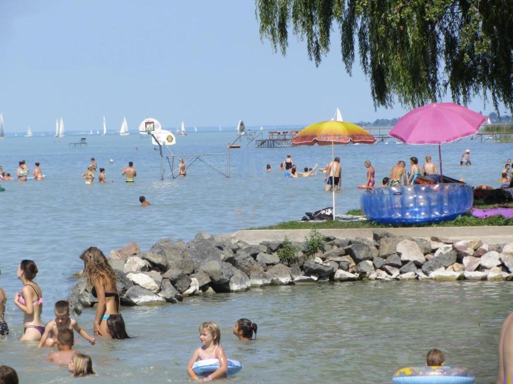 Grosses Ferienhaus Plattensee Balaton - Nyaralo Haz 6 Szobaval, 5 Fuerdoszobaval, 3000 Nm Apartamento Szolad Exterior foto
