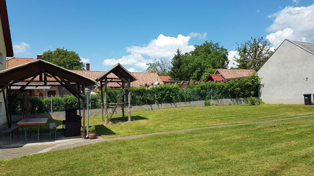 Grosses Ferienhaus Plattensee Balaton - Nyaralo Haz 6 Szobaval, 5 Fuerdoszobaval, 3000 Nm Apartamento Szolad Exterior foto